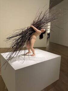 ロン・ミュエク 枝を持つ女