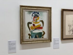 腕を組む男